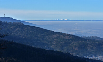 Blick vom Zellerhorn am Albtrauf entlang zum Plettenberg und Feldberg im Schwarzwald