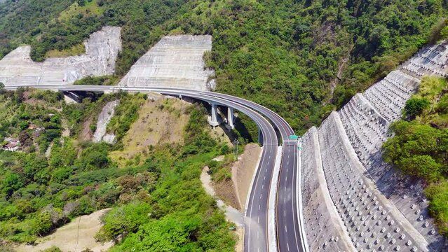 Video a&eacute;reo tomado sobre la carretera conocida como "Conexi&oacute;n Pac&iacute;fico 1" que comunica al Municipio de Amag&aacute; con el corregimiento de Bolombolo.