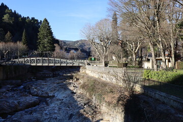 Fototapeta na wymiar La rivière la Volane, village de Vals les Bains, département de l'Ardèche, France