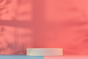 Fond avec un podium vide pour création d'arrière plan de couleurs rose et bleu avec un jeu d'ombre d'une fenêtre et de branches.