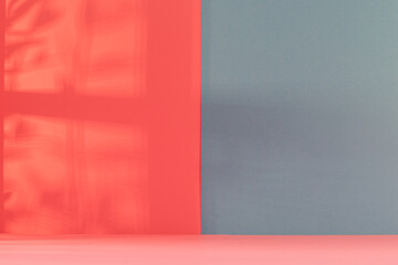 Fond pour création d'arrière plan de couleurs rose et gris avec un jeu d'ombre d'une fenêtre et...