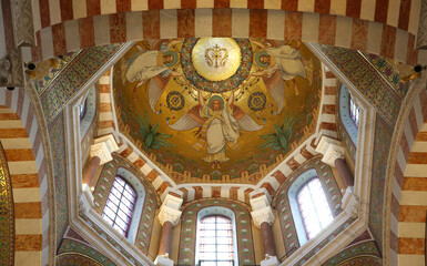 Obraz premium Basílica de Notre-Dame de la Garde o Basílica de Nuestra Señora de la Guardia, Marsella, Francia
