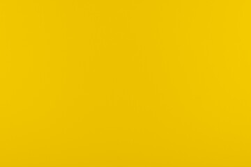Panorama de fond uni en papier jaune citron pour création d'arrière plan.	