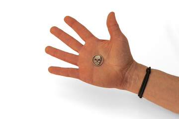 Hand mit Totenkopf