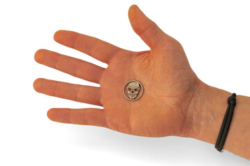 Hand mit Totenkopf