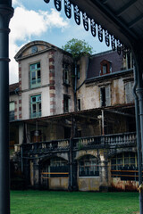 Grand Hôtel des Bains. Hôtel International. Martigny-les-Bains. Hotel abandonné. Château détruit. Vosges. Architecture française. Vieux bâtiment thermal.
