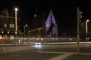Thomaskirche, Kirche in der Nacht mit Straße und Verkehr, traffic light, Leipzig, Sachsen,...