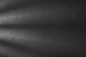 Mur de couleur noir avec effet rayons de soleil pour création de fond et arrière plan. Ombre avec...