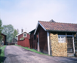 Fototapeta na wymiar old wooden house with roof, dalarna,sweden