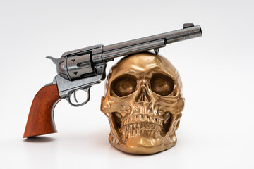 Goldener Totenkopf und Revolver