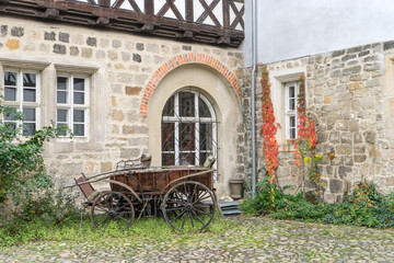 Fototapeta na wymiar Carriage in front of a historic facade in Quedlinburg
