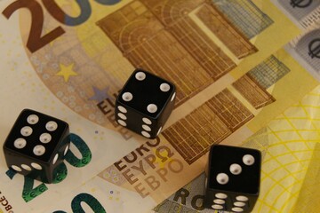 Three dice on new 200 euro banknotes.