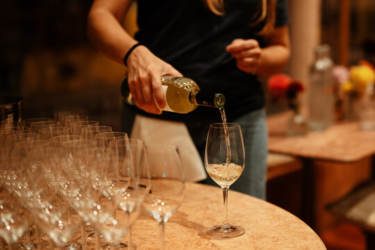 Servir le vin pour les invit&eacute;s