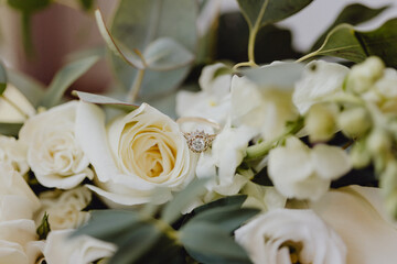 Bague de fiançailles dans le bouquet de roses blanches