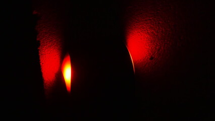 Petites lumières artisitiques et dans le noir allumés, voyants rouges d'alarme, dans le noir...