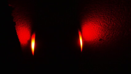 Petites lumières artisitiques et dans le noir allumés, voyants rouges d'alarme, dans le noir total, ambiance mystérieuse, de crime, voyant indiquant de direction, scène de crime, projection de lumière