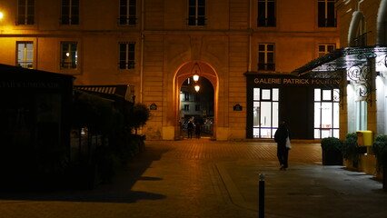 Grande place d'un quartier chic de la ville de Paris, la nuit, personne, éclairage de lampadaires,...