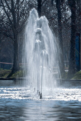 chorros de agua en fuente sobre un lago