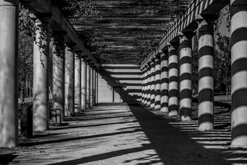 Parque columnas en el parque del Manzanares en Madrid