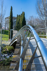 puente tubular sobre el rio manzanares en madrid en el parque del manzanares