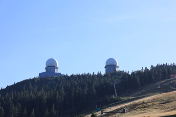 Obraz premium Blick auf die Radarstationen auf dem Gipfel des großen Arbers im Bayerischen Wald 
