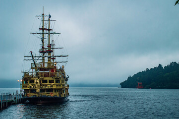 bateau pirate navigant sur le lac Ashi, Hakone, Kanagawa, Japon