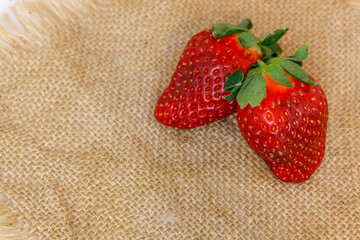 Erdbeeren auf natürlichem Hintergrund