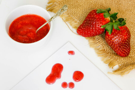 Mus truskawkowy, truskawki i czerwone plamy.