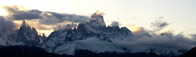 Crédence de cuisine en verre imprimé Cerro Torre Peaks around El Chaltén city in National park Los Glaciares. Mountain range around Cerro Torre. Wild Patagonia during winter. 