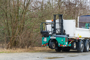 Einige LKw haben ihren eigenen Gabelstapler mit