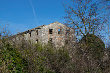 Edificio antiguo de piedra abandonado.