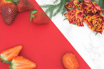 Róże i truskawki. Miejsce na tekst. © Katarzyna