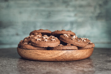 Delicious sweet cocoa cookies biscuits on a wooden plate - obrazy, fototapety, plakaty