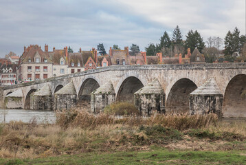 Obraz premium Long multiarched bridge crossing the river Loire