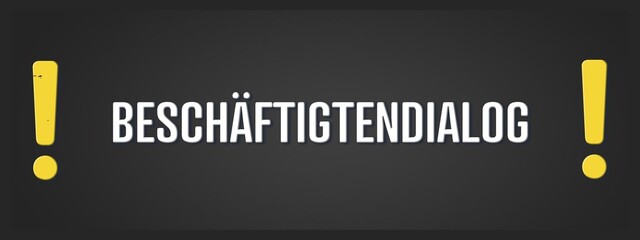 Beschaeftigtendialog. Eine schwarze Tafel mit weissem Text. Illustration mit Grunge Textstil.