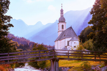 Kirche Sankt Sebastian im Malerwinkel von Ramsau bei Berchtesgaden in Bayern, Deutschland - obrazy, fototapety, plakaty