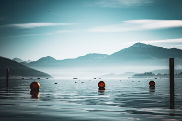 Bojen und Boote auf einem See an einem Wintertag