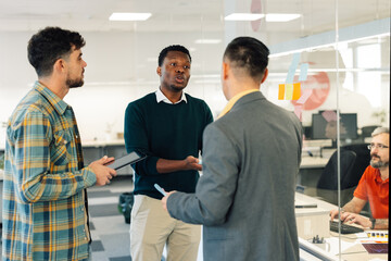 Obraz premium Multiracial business team writing their ideas on a colorful stickers