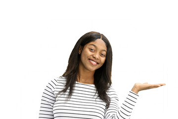 A woman, on a white background, in close-up, points to the side