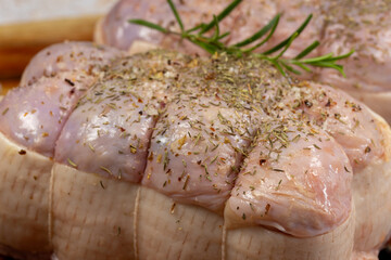 rôti de dinde cru, en gros plan, dans un plat