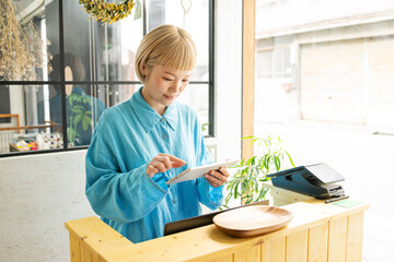 事務作業をするショップスタッフ