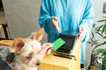 ドッグサロン,クレジットカードで会計をする女性
