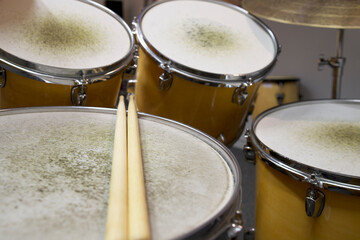 Schlagzeug mit Stöcken auf der Trommel
