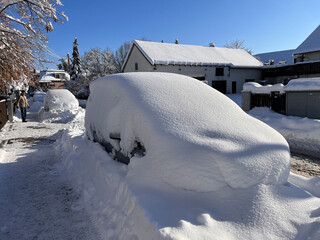 Snow chaos in Bavaria: cars and streets covered in snow