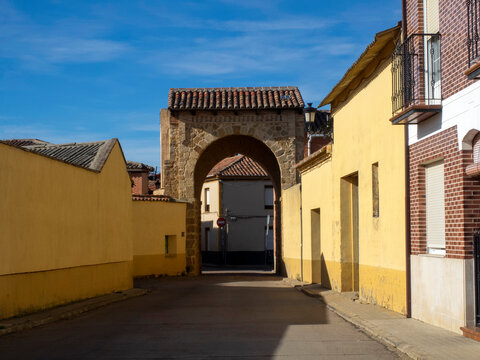 Arch of the Wall (15th-16th centuries). Mayorga, Valladolid, Spain.