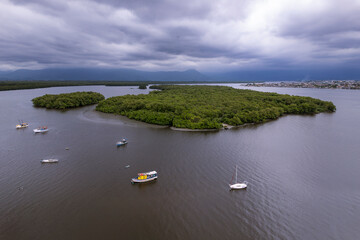 Barcos de pesca no lago manguezal