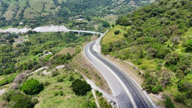 Video a&eacute;reo tomado sobre la carretera conocida como "Conexi&oacute;n Pac&iacute;fico 1" que comunica al Municipio de Amag&aacute; con el corregimiento de Bolombolo.