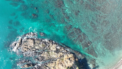 葉山周辺の青い海を上空から撮影