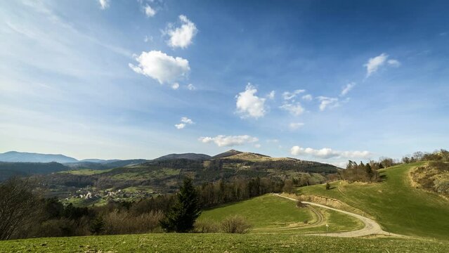 timelapse des montagnes des Vosges en Alsace avec des nuages en mouvement rapide et une verdure luxuriante sur un ciel bleu clair