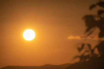 Um belo por do sol amarelo